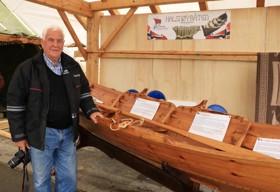 TRO KOPI: Johannes Eide viser fram båten han tok initiativ til å få bygget - en tro kopi av et forhistorisk båt-funn ytterst i Hardangerfjorden.