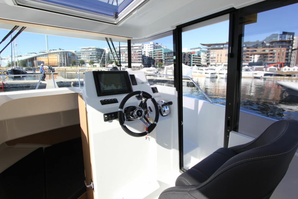 OVERSIKT: Båtføreren har panoramautsikt og plotter og kompass er fint plassert over rattet.