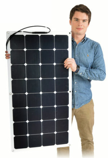 STORT: Et solcellepanel p&aring; 105 watt er over en meter langt og veier 2,5 kilo. 