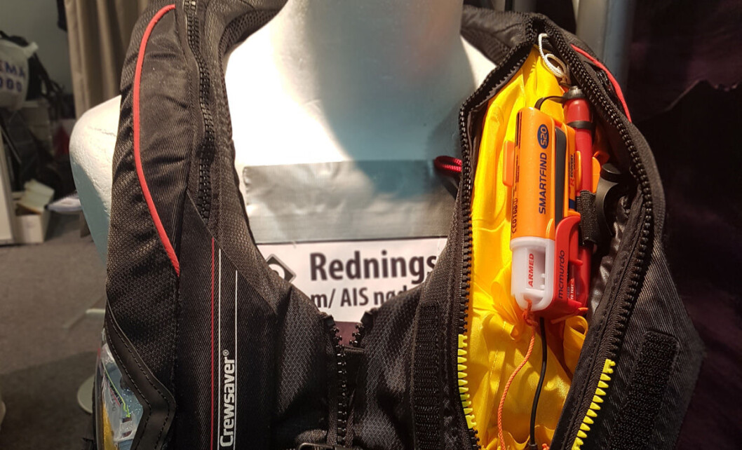 VARSLER: Crewsaver redningsvest med innebygd McMurdo AIS-nødpeilesender. VARSLER: Crewsaver redningsvest med innebygd McMurdo AIS-nødpeilesender.