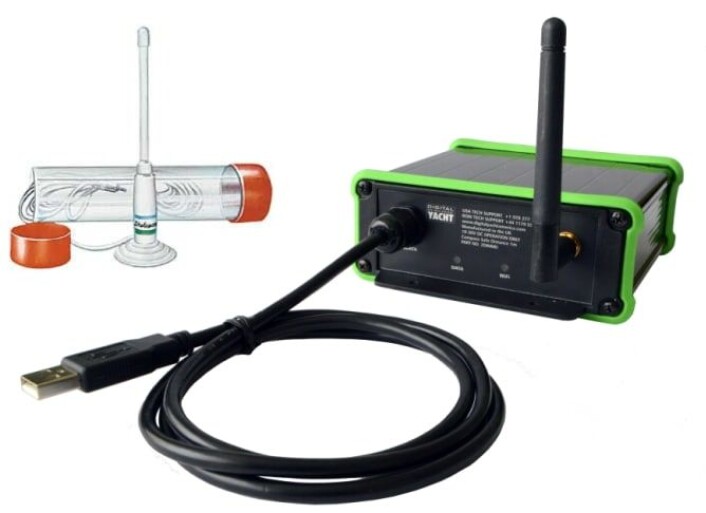 SIGNAL: Det medfølger en 25 cm ekstern antenne som festes med en sugekopp. SIGNAL: Det medfølger en 25 cm ekstern antenne som festes med en sugekopp.