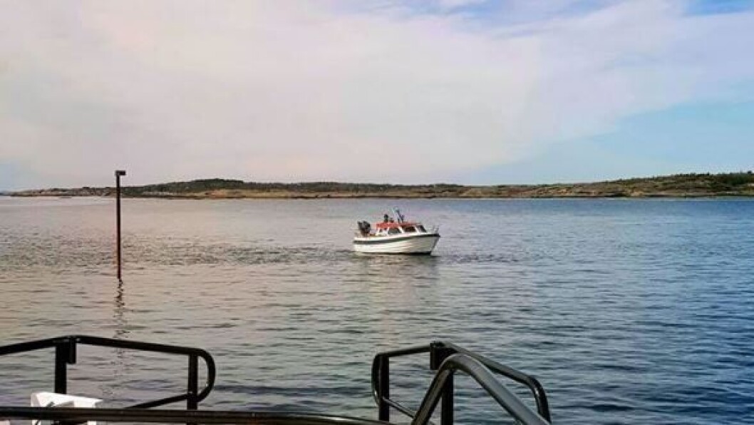 PEKER FEIL VEI: En båt kjørte på grunn ved Indre Rakke lørdag. Foto: RS «Stormbull» PEKER FEIL VEI: En båt kjørte på grunn ved Indre Rakke lørdag. Foto: RS «Stormbull»