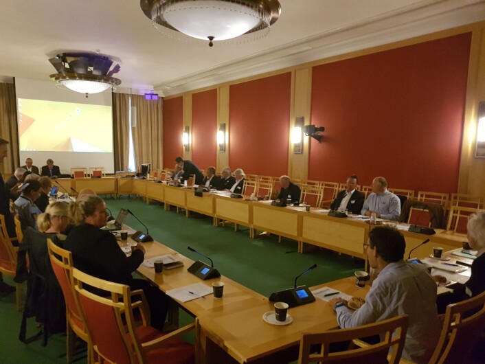 STOR REPRESENTASJON: 30 representanter utenfra Stortinget, fra bransjen og organisasjonene og det offentlige. Men flere viktige uteble. STOR REPRESENTASJON: 30 representanter utenfra Stortinget, fra bransjen og organisasjonene og det offentlige. Men flere viktige uteble.