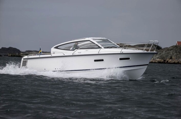 NIMBUS: Med et lettdrevet skrog i lav hastighet er den nye 305 Drophead som skapt for elektrisk motor, men best på lave hastigheter. NIMBUS: Med et lettdrevet skrog i lav hastighet er den nye 305 Drophead som skapt for elektrisk motor, men best på lave hastigheter.