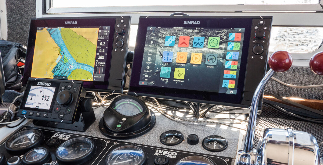 TRENDER: Simrad NSS EVO3 12” x2 er manges drømmeoppsett. I England fikk Båtliv demonstrert hvordan en yrkesbåt til fiske og dykking utnyttet avansert teknologi. TRENDER: Simrad NSS EVO3 12” x2 er manges drømmeoppsett. I England fikk Båtliv demonstrert hvordan en yrkesbåt til fiske og dykking utnyttet avansert teknologi.