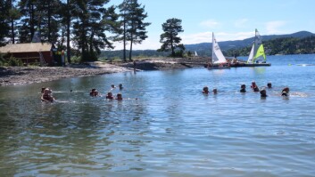 BADELIV: Med 19 grader i vannet er det best med en våtdrakt når meste parten av dagen foregår med kroppen under vann. BADELIV: Med 19 grader i vannet er det best med en våtdrakt når meste parten av dagen foregår med kroppen under vann.