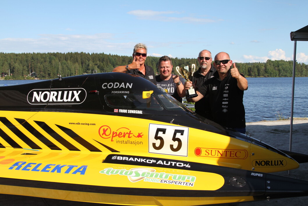 VANT: Med på turen til Sverige var propellekspert Freddy Thompson og hans samboer Sissel Eriksen sammen med sjefsmekaniker David Mc Cormick. De hadde nok alle større forhåpninger enn piloten selv. Og heldigvis gikk det veien for EDH racing teamet. VANT: Med på turen til Sverige var propellekspert Freddy Thompson og hans samboer Sissel Eriksen sammen med sjefsmekaniker David Mc Cormick. De hadde nok alle større forhåpninger enn piloten selv. Og heldigvis gikk det veien for EDH racing teamet.