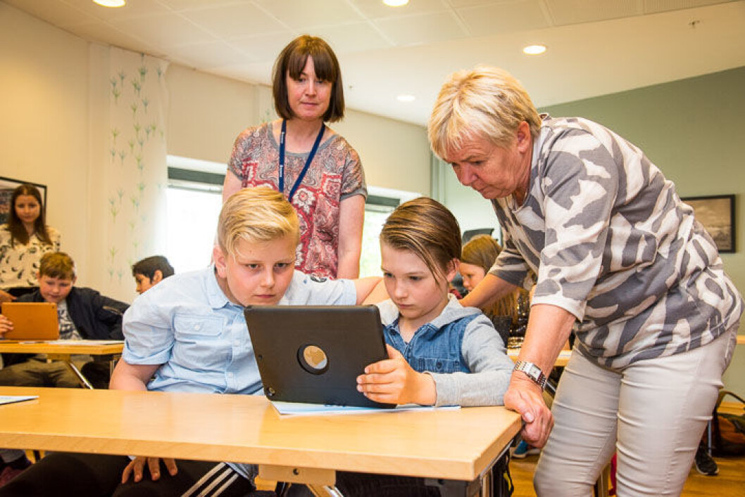 TESTERE: Femteklassingene Theodor (t.v.) og Njål tester det nye sjøvettspillet på iPad, mens Helga Sulen Sund fra Sjøfartsdirektoratet (bak, t.v.) og lærer Marit Svendsen følger med. TESTERE: Femteklassingene Theodor (t.v.) og Njål tester det nye sjøvettspillet på iPad, mens Helga Sulen Sund fra Sjøfartsdirektoratet (bak, t.v.) og lærer Marit Svendsen følger med.