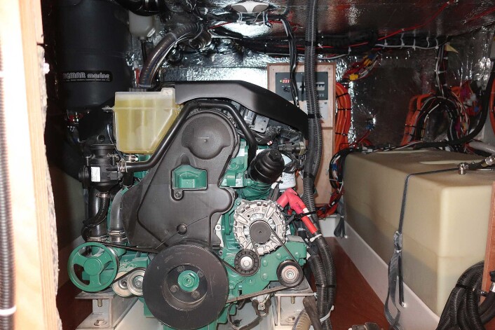 MOTOR: Maskinen er plassert under salongen med tilgang både fra front og bak. Her er det muligheter for å krype inn. Båten har et strak aksling og ror. MOTOR: Maskinen er plassert under salongen med tilgang både fra front og bak. Her er det muligheter for å krype inn. Båten har et strak aksling og ror.