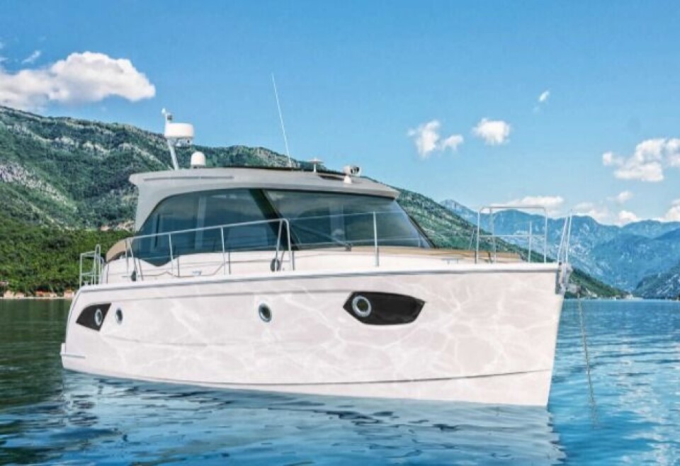 HØY: Bavaria E34 har et høyt fribord og et høyt overbygg. Allikevel kan den leveres med flybridge. Det koster ca 200 000 i tillegg.