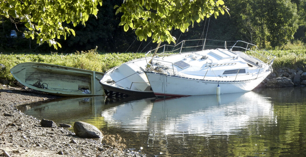 IDYLL: To båter mistet dreggfestet og havnet på grunn nær en badestrand. Båtene hadde en eier som fikk lagt dem i bøye. IDYLL: To båter mistet dreggfestet og havnet på grunn nær en badestrand. Båtene hadde en eier som fikk lagt dem i bøye.