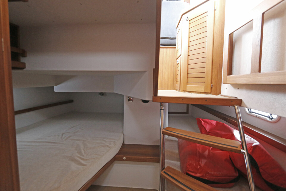 DOBBELT: Under styrehuset er det kabin med dobbeltkøye på babord og enkeltkøye på styrbord.