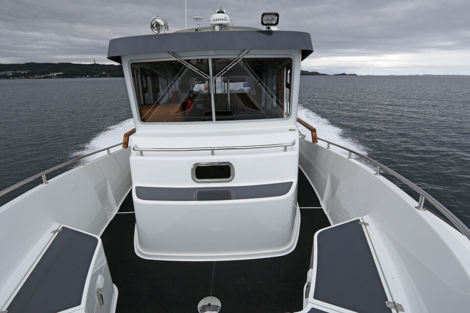 TRYGG: Her kan du enkelt og trygt bevege deg rundt båten utendørs.