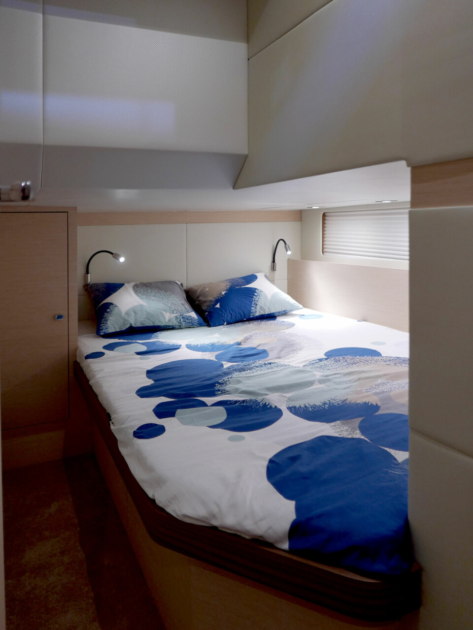 RAUSE LUGARER: Overnattingskomforten er som på en større båt. Den viste versjonen av Seafaring 44 hadde tre doble lugarer og to baderom.