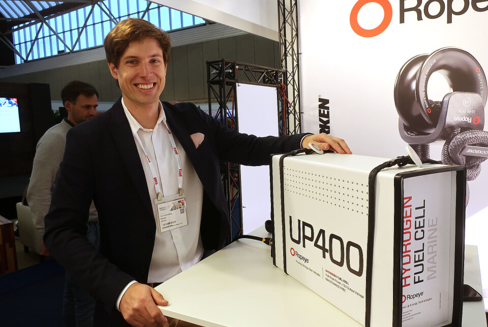 Lader båten med hydrogen og sparer vekt