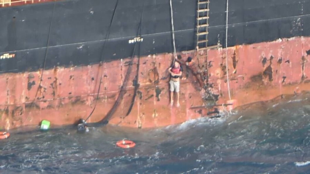 REDDET: Nordmannen ble heist om bord i containerskipet etter en dramatisk redning. REDDET: Nordmannen ble heist om bord i containerskipet etter en dramatisk redning.