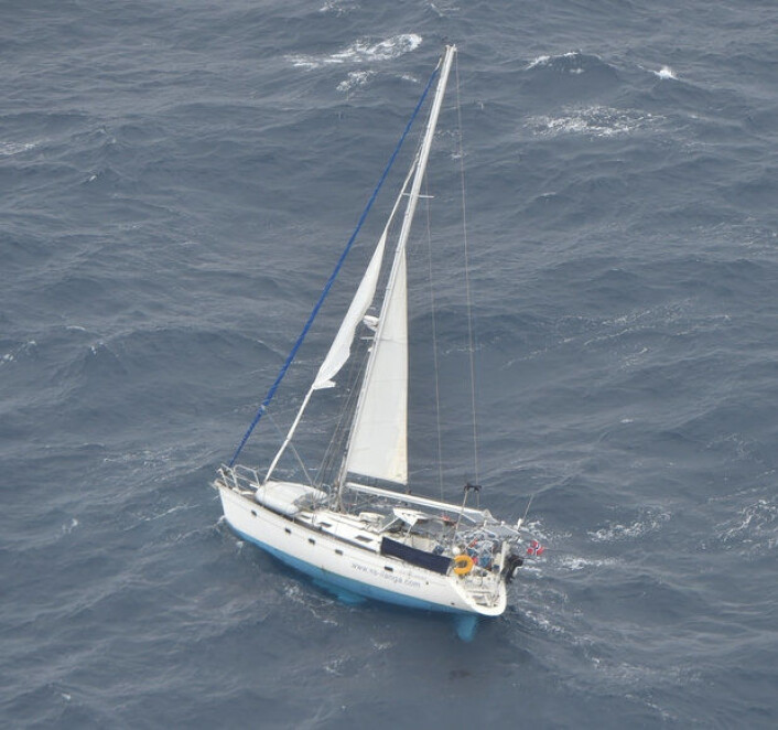 SKADET: «Ilanga», en eldre Sun Odyssey fikk skader på rigg og seil. Det oppstod en brann i det elektriske anlegget, og båten tok inn vann via et knust vindu. SKADET: «Ilanga», en eldre Sun Odyssey fikk skader på rigg og seil. Det oppstod en brann i det elektriske anlegget, og båten tok inn vann via et knust vindu.