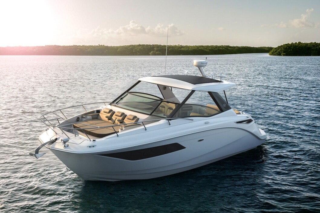 MYE PLASS: Sea Ray 320 Sundancer. MYE PLASS: Sea Ray 320 Sundancer.