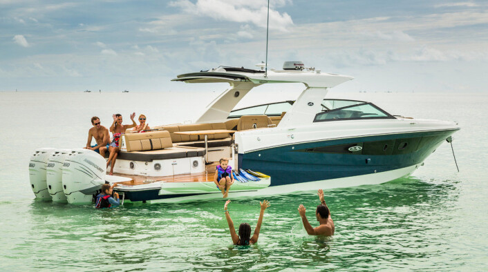 UTENBORDS: SEA RAY SLX 400: kommer også med utenbordsmotor som alternativ. UTENBORDS: SEA RAY SLX 400: kommer også med utenbordsmotor som alternativ.