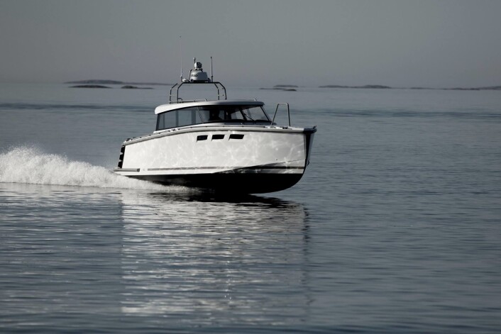 HOC: 33-foteren fra HOC Yachts har Petestep-skrog. Her i Explorer-versjon. HOC: 33-foteren fra HOC Yachts har Petestep-skrog. Her i Explorer-versjon.