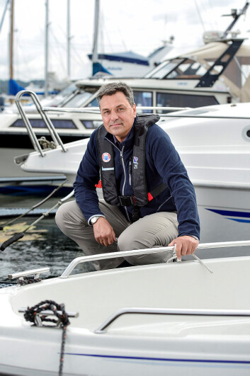 Olav Akselsen i flytevest. Fritidsbåter på Storasund marina i bakgrunnen. Olav Akselsen i flytevest. Fritidsbåter på Storasund marina i bakgrunnen.