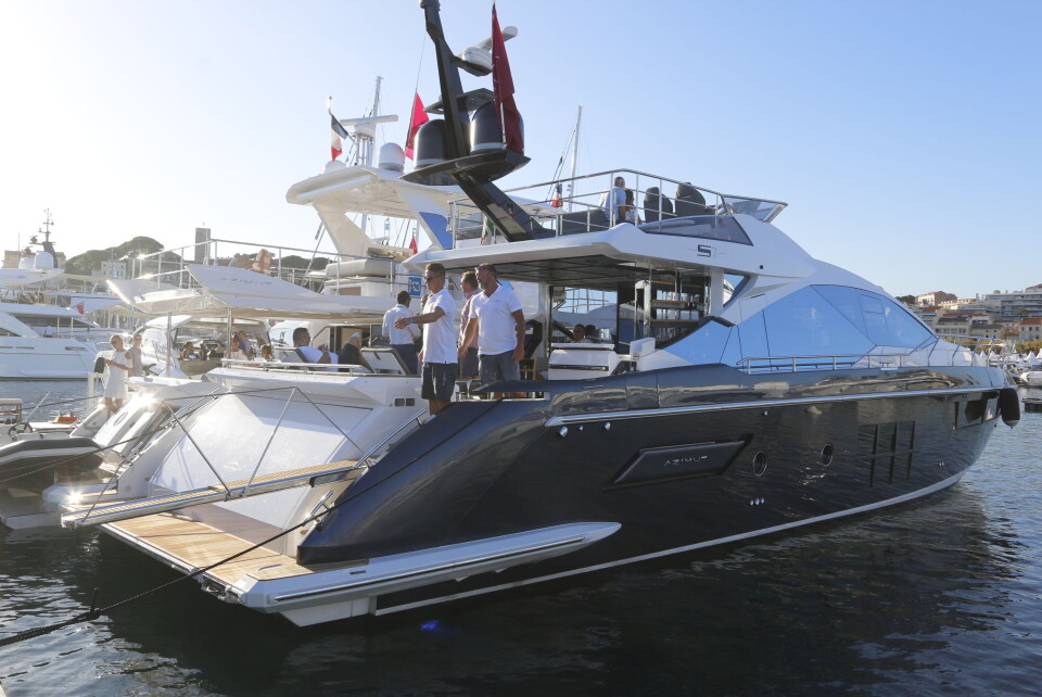 Bare kleshengerne koster 2000 kroner stykket, men båten vekker likevel begeistring i Europa. Azimut kaller S7 en «carbon game changer». Den 2,3 millioner euro dyre båten har et skrog med tradisjonell glassfiber, men for å spare vekt er det brukt ... Bare kleshengerne koster 2000 kroner stykket, men båten vekker likevel begeistring i Europa. Azimut kaller S7 en «carbon game changer». Den 2,3 millioner euro dyre båten har et skrog med tradisjonell glassfiber, men for å spare vekt er det brukt ...