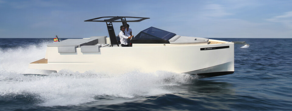 Nei, det er ikke en innenbordsmotor du finner under solsengen om bord i De Antonio D28. På Cannes Yachting Festival var D28 stadig ute på prøveturer, men trolig var det de aller færreste som kunne se at denne båten faktisk har dobbelinstallasjon med ... Nei, det er ikke en innenbordsmotor du finner under solsengen om bord i De Antonio D28. På Cannes Yachting Festival var D28 stadig ute på prøveturer, men trolig var det de aller færreste som kunne se at denne båten faktisk har dobbelinstallasjon med ...