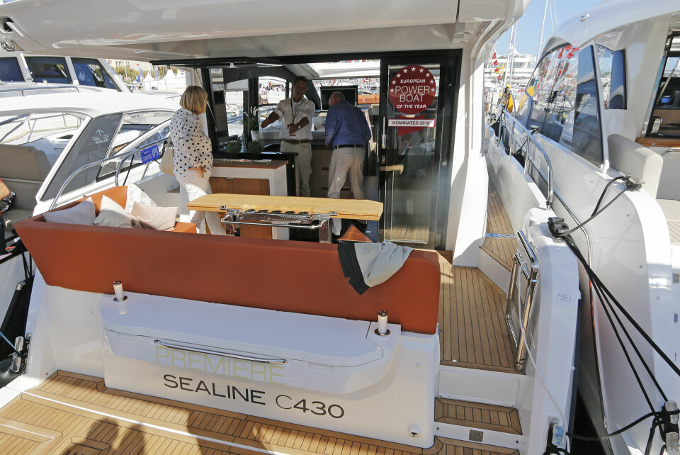 Sealine C430 Fantastisk panoramautsikt Sealine C430 har ikke spart på vindusflatene. Båten på Cannes Yachting Festival hadde to store lugarer, men kan også leveres med tre lugarer. Alle tre kan da fortsatt ha hver sin dobbelkøye. Midtlugaren er ...