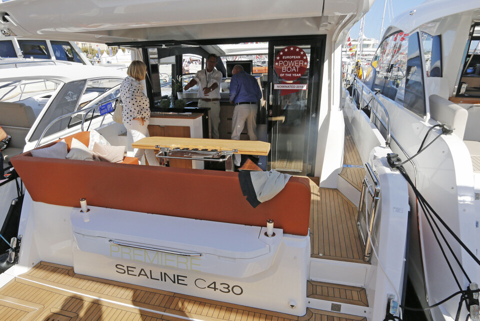 Sealine C430 Fantastisk panoramautsikt Sealine C430 har ikke spart på vindusflatene. Båten på Cannes Yachting Festival hadde to store lugarer, men kan også leveres med tre lugarer. Alle tre kan da fortsatt ha hver sin dobbelkøye. Midtlugaren er ... Sealine C430 Fantastisk panoramautsikt Sealine C430 har ikke spart på vindusflatene. Båten på Cannes Yachting Festival hadde to store lugarer, men kan også leveres med tre lugarer. Alle tre kan da fortsatt ha hver sin dobbelkøye. Midtlugaren er ...