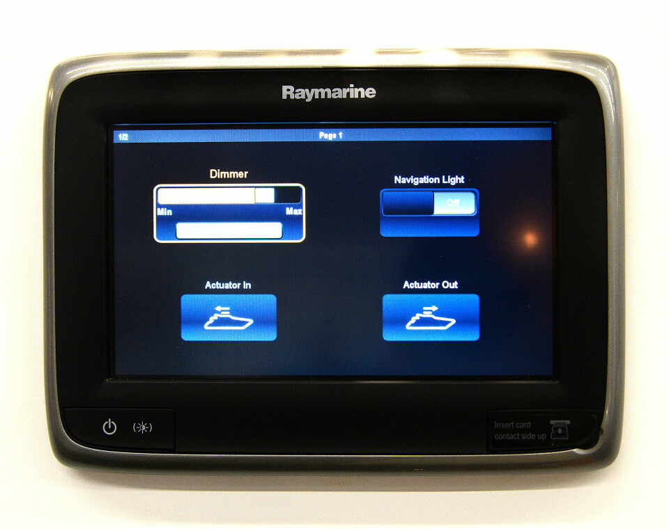 PLOTTER: Med CanBus-system kan en skjerm brukes for å skru på lys, eller andre funksjoner. EmpirBus har til må samarbeidet med Raymarine.