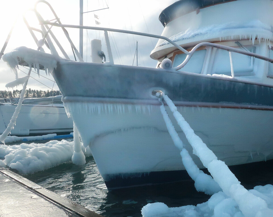IS: Bølger slår over brygga i Vollen og havner som is på båtene som ligger mest utsatt til.