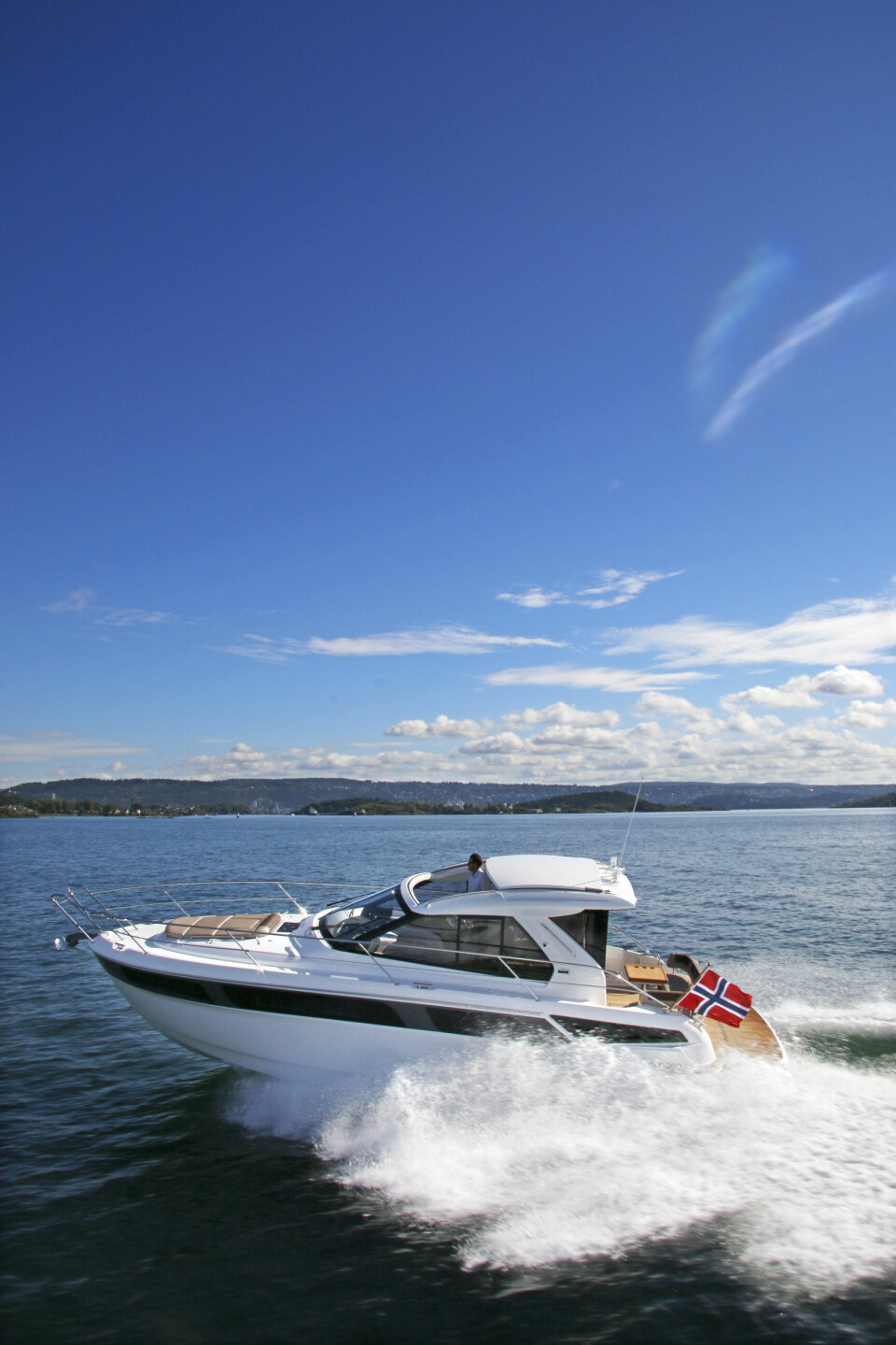 FOSSER FRAM: Bavaria er blitt en av de mer populære båtene over 30 fot. Her er Bavaria 360 Sport.