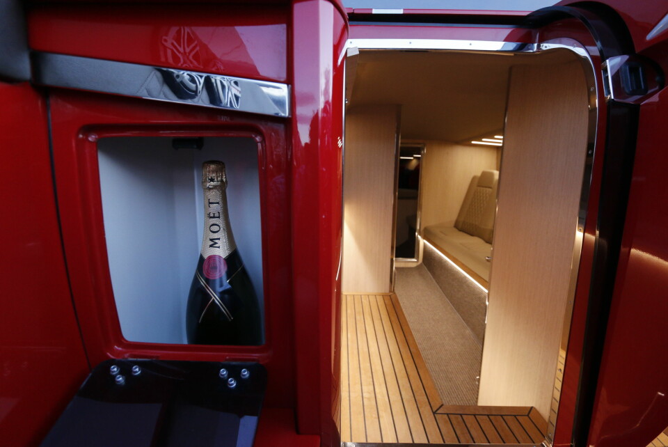 PLASS INNE: Champagnekjøleren er plassert ved inngangen.
