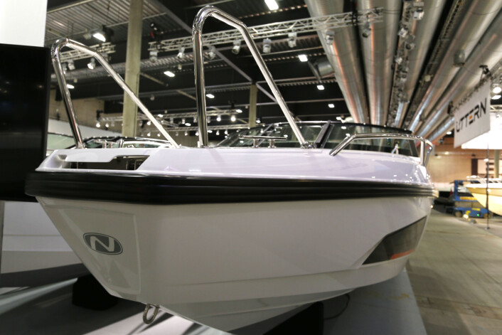 NORDKAPP 660 NOBLESSE: Baugen er butt, slik vi har sett på de siste modellene. NORDKAPP 660 NOBLESSE: Baugen er butt, slik vi har sett på de siste modellene.