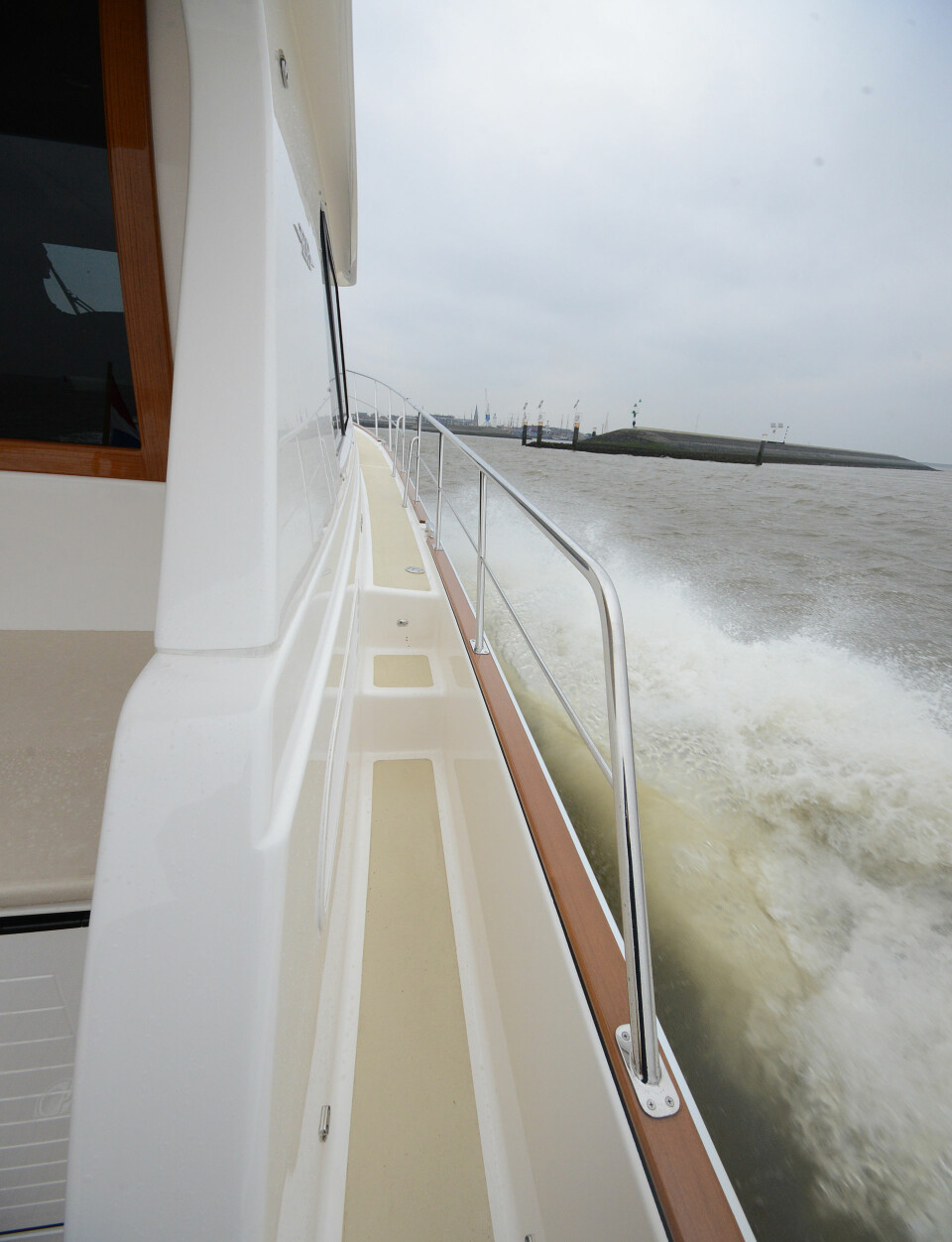 SKANDEKK: Brede sideganger og høye, trygge rekker gjør det lett å bevege seg rundt på båten, også i høy fart.
