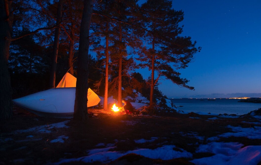 KALDT: Klann fyrer bål for å holde varmen på Ramsvikholmen under treningstur i mars. Da var det under 10 minus. KALDT: Klann fyrer bål for å holde varmen på Ramsvikholmen under treningstur i mars. Da var det under 10 minus.