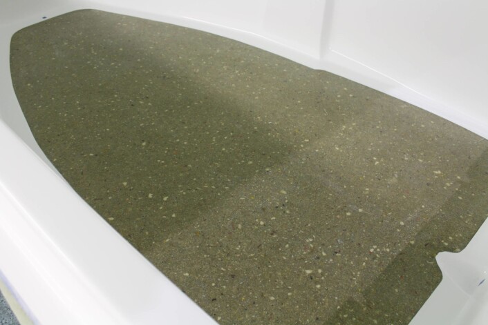 ECOFIBER: Dørken i båten er uten gelcoat, slik det er mulig å se det resirkulerte materialet. ECOFIBER: Dørken i båten er uten gelcoat, slik det er mulig å se det resirkulerte materialet.