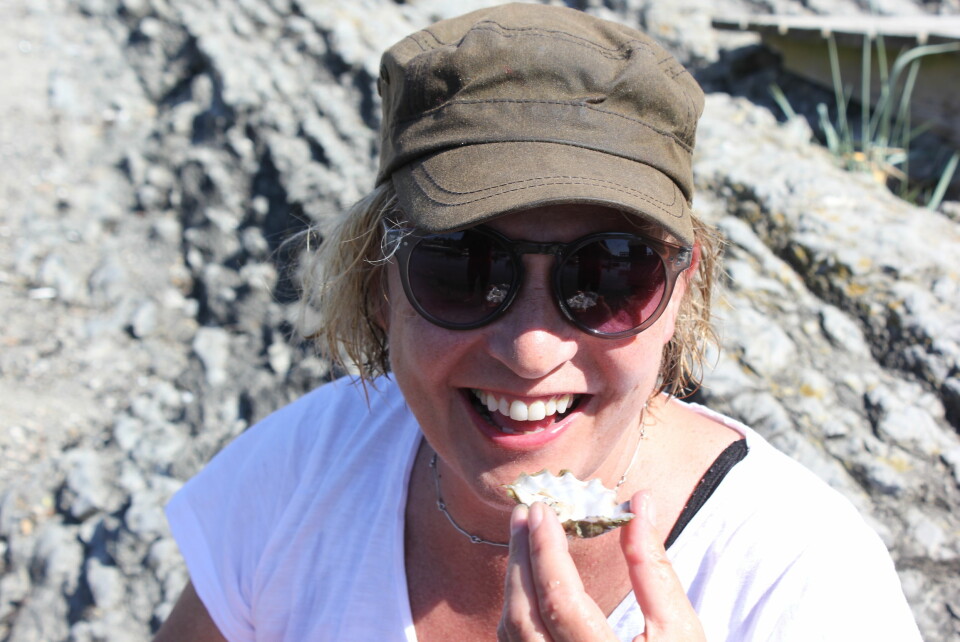 GLEDE: Kokebokforfatter og restaurantinnehaver Helena Neraal synes rå østers er herlig.