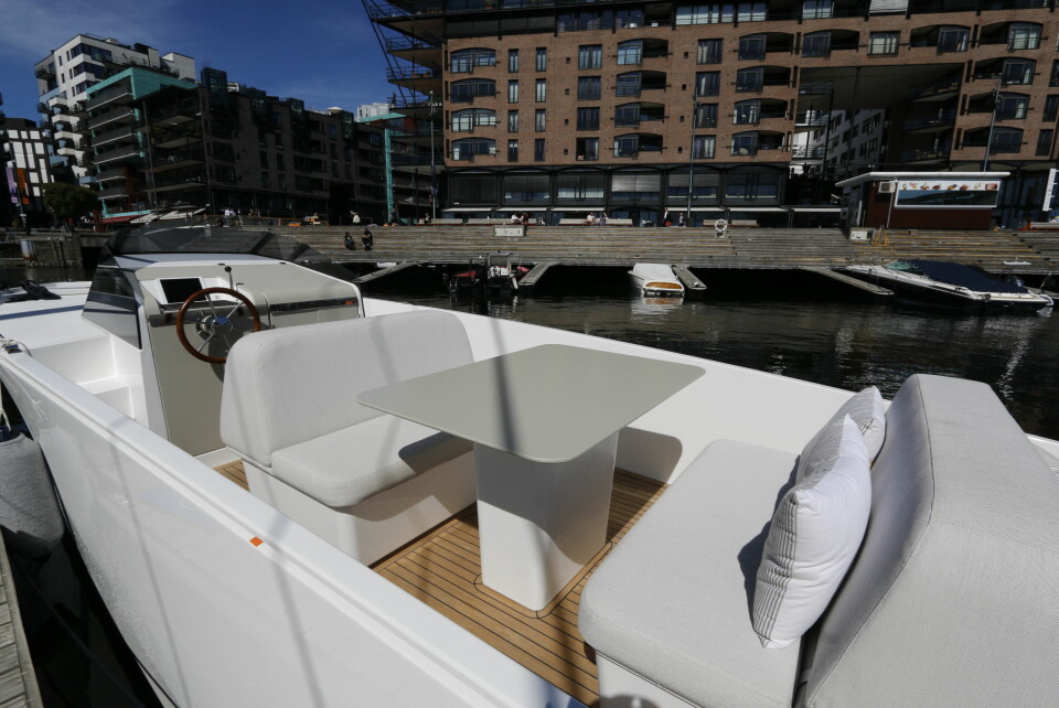 SOSIAL: Båten er åpen akter og har en svært sosial løsning med solseng og salong.