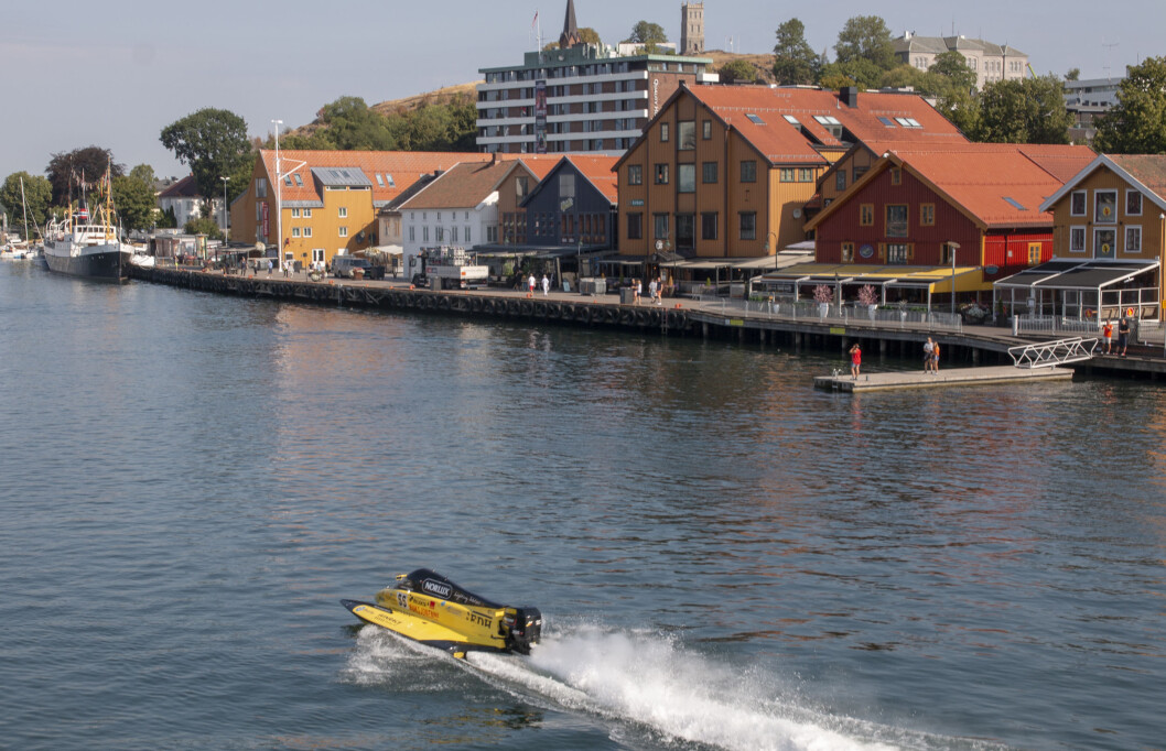 I HUNDRE KNOP: Frode Sundsdal tester banen i Tønsberg til helgens VM-runde i F2. I HUNDRE KNOP: Frode Sundsdal tester banen i Tønsberg til helgens VM-runde i F2.
