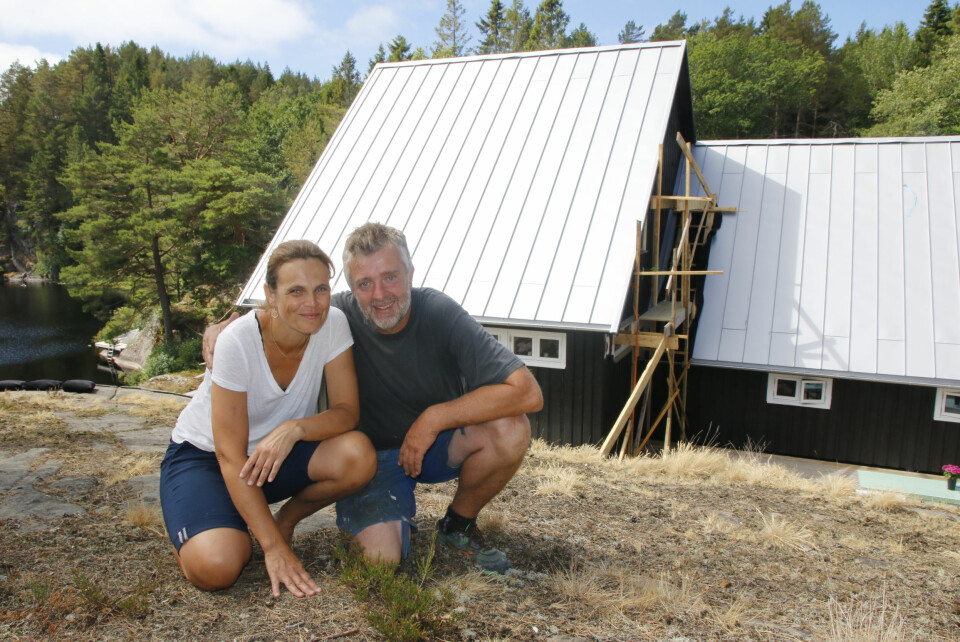 INNI GRANSKOGEN: Kristin Støren og Kjartan Høvik bor i Porsgrunn, men har forelsket seg i Sandøya og startet overnatting.