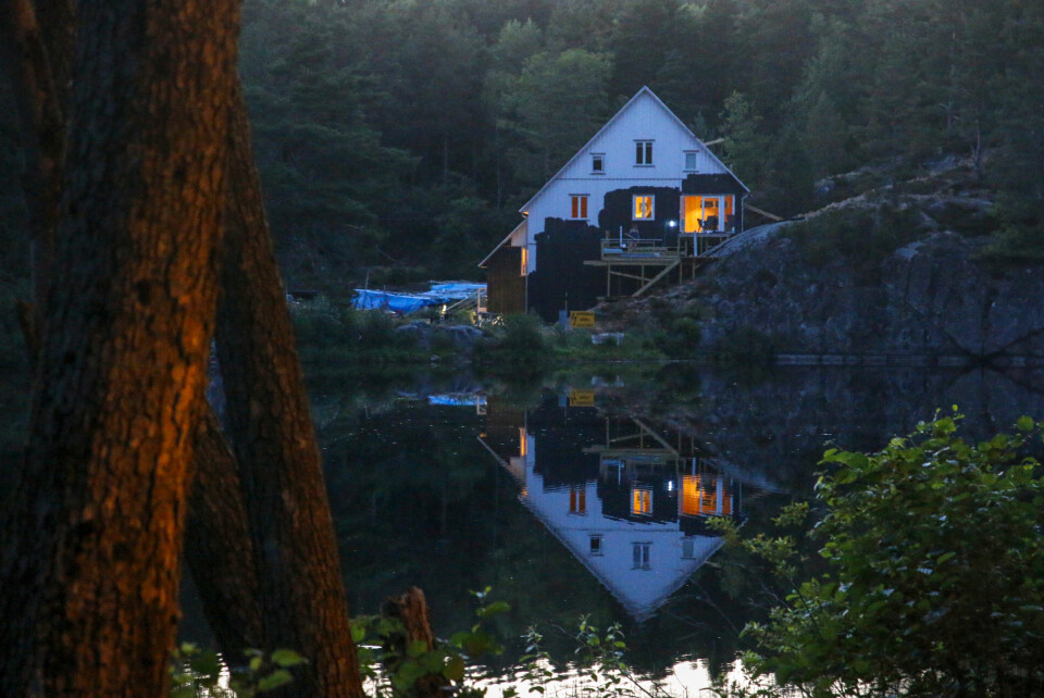 SNART HELT FERDIG: Overnattingsstedet Inni Granskogen speiler seg i vannflaten om natten.
