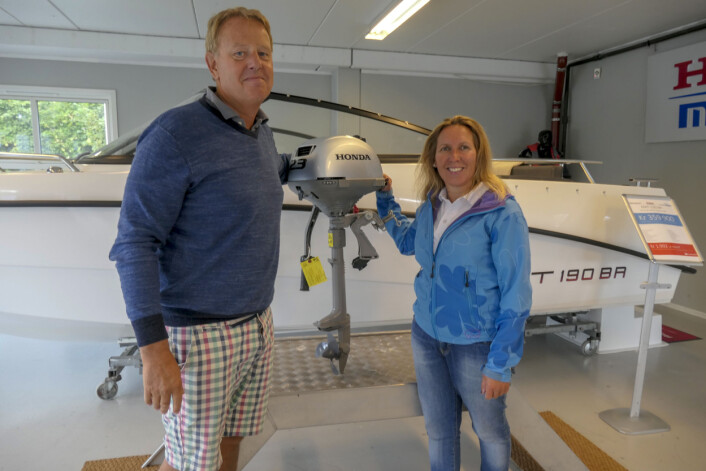 OVERREKKELSE: K?Odingo fra Sandefjord vant en Honda 2,3 hk da hun tegnet abonnement, og får den her levert av Knut Haneborg på Fritid Senteret. OVERREKKELSE: K?Odingo fra Sandefjord vant en Honda 2,3 hk da hun tegnet abonnement, og får den her levert av Knut Haneborg på Fritid Senteret.