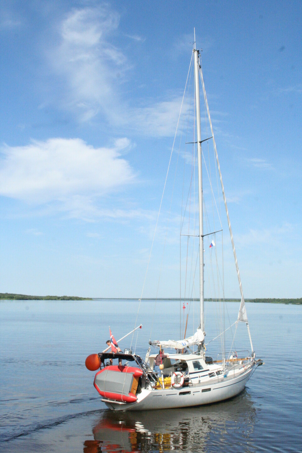 KASTER LOSS: Her er seilbåten på vei ut fra Arkhangelsk og hjem igjen til Norge. Foto: Privat.