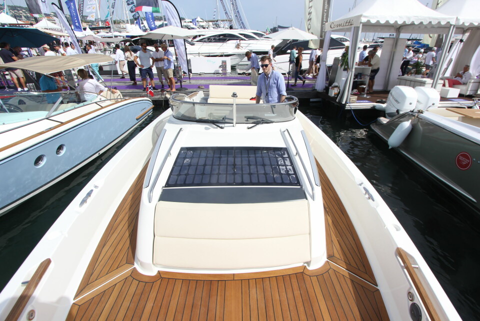 LADER: Båten har litiumbatterier og solcellepanel.