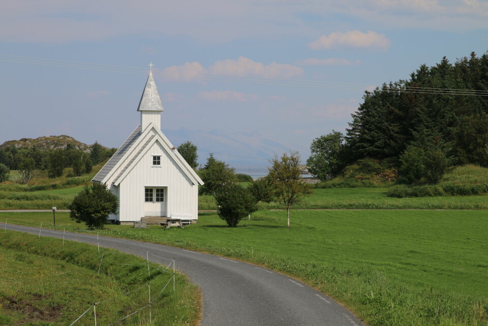 YLVINGEN: Smal vei og liten kirke.