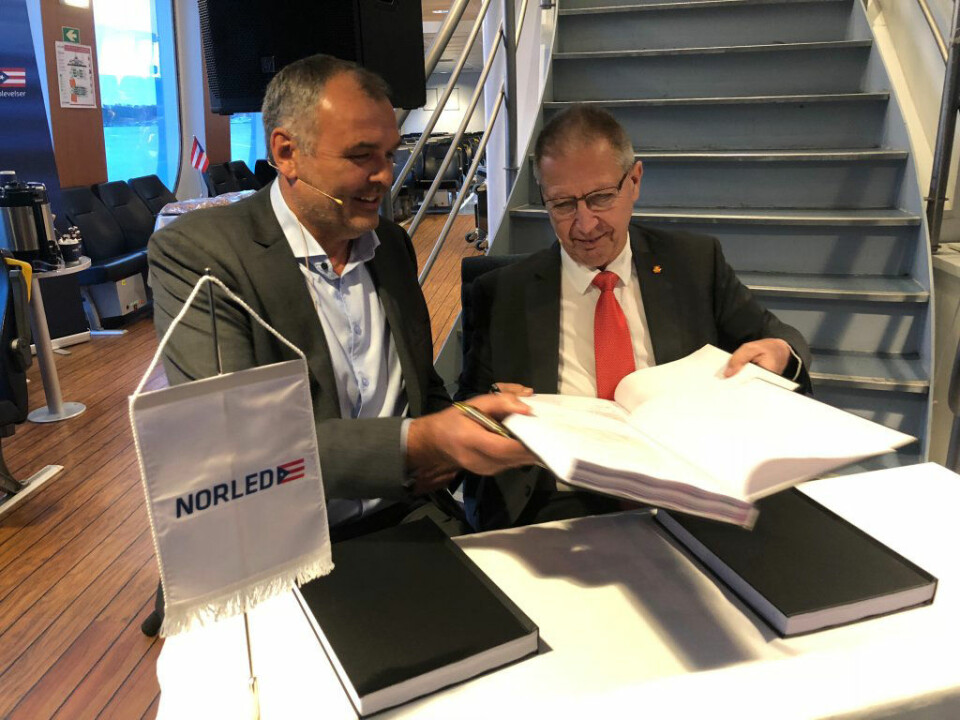 Styreleder Ingvald Løyning i Norled og vegdirektør Terje Moe Gustavsen signerer avtalen.