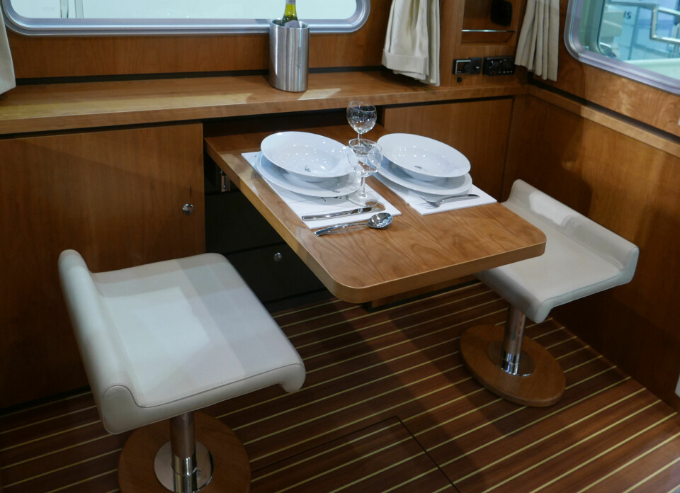 DINETTE: Et innfelt bord på styrbord side kan både fungere som spisesplass for to og som en fin, liten arbeidspult.