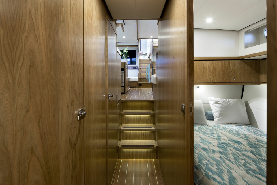 KORRIDOR: I begge ender av salongen er det skipsaktige korridorer til lugarer og toaletter.