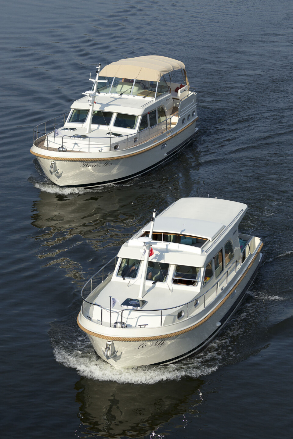 TO VARIANTER: Som for de fleste andre modellene leveres Linssen 40.0 i både sedan- og akterkabinutgave. TO VARIANTER: Som for de fleste andre modellene leveres Linssen 40.0 i både sedan- og akterkabinutgave.